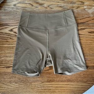 GIRLFRIEND COLLECTIVE sand float run short